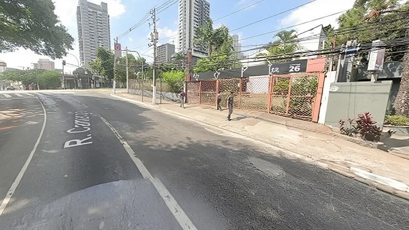 A ocorrência foi registrada por volta das 22h18 para a PM, após um motorista relatar o furto de seu carro na Rua Camargo, próximo à Rua Sapetuba.