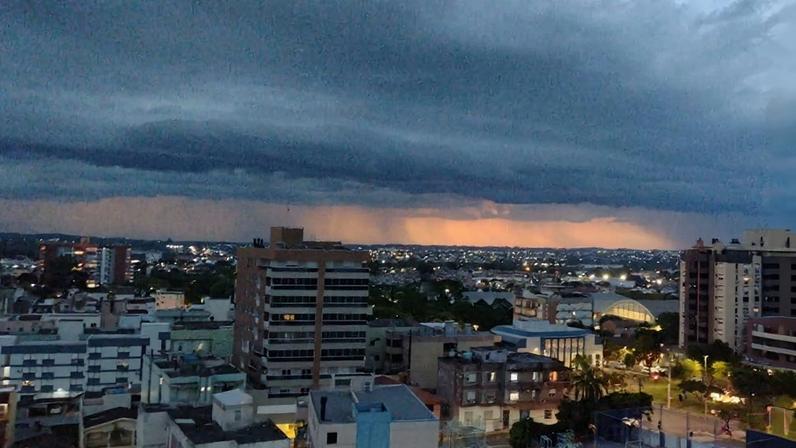 Nuvens carregadas voltam a se formar sobre o Sul do Brasil trazendo fortes pancadas de chuva (Santa Maria, RS, por Silvana Frasson)