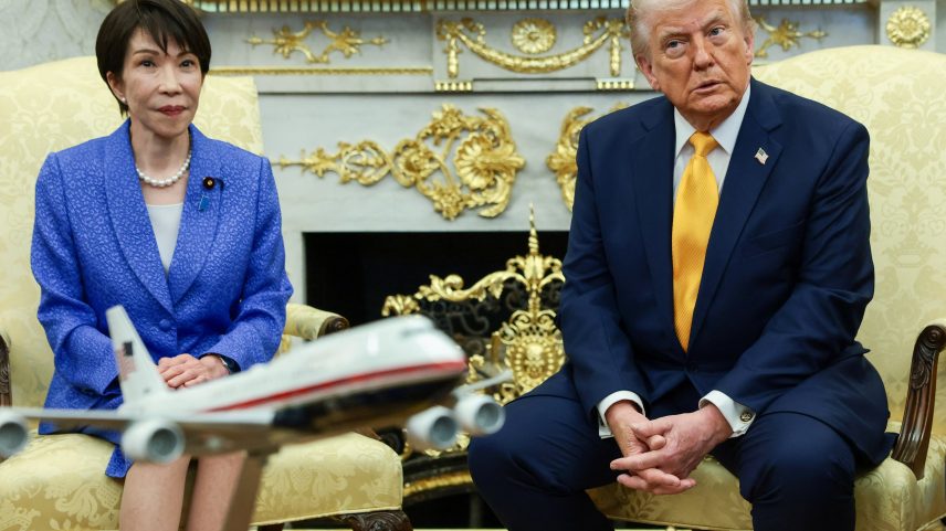 A premiê japonesa teve dificuldades para reagir à declaração de Trump