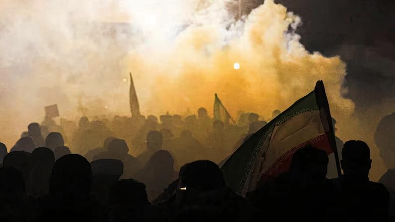 Retaliação do Irã começou e EUA aceleram evacuações