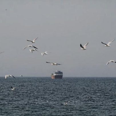 Irã promete atacar qualquer navio que tente passar pelo Estreito de Ormuz
