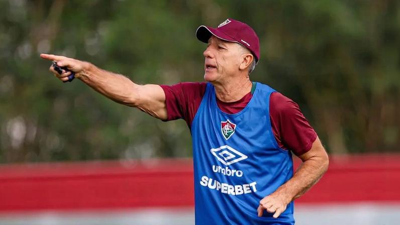 Renato Gaúcho orienta jogadores do Fluminense após a disputa do Mundial de Clubes (Foto: Marina Garcia/Fluminense FC)