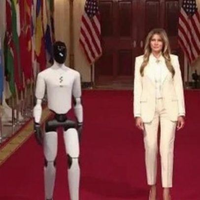 Melania Trump é acompanhada por robô humanoide em evento na Casa Branca