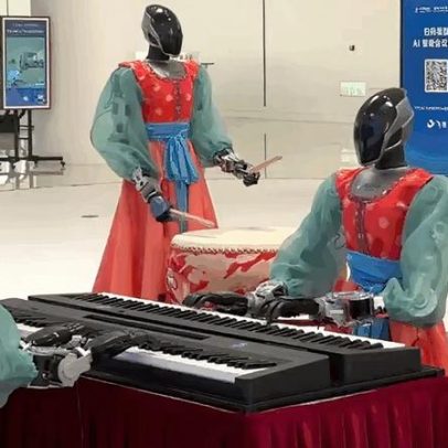 Robôs humanoides preparam café e tocam música em Pequim