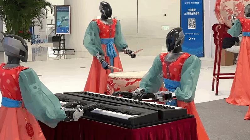 Robôs humanoides tocam instrumentos durante o Fórum Zhongguancun 2026
