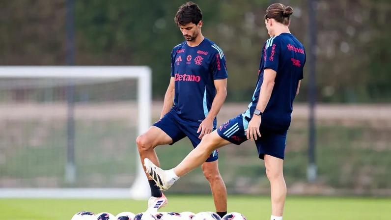 Rodrigo Caio e Filipe Luís conversam durante treino do Flamengo no Catar (Foto: Foto: Gilvan de Souza / Flamengo)
