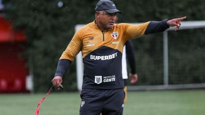 Roger Machado comandando o primeiro treino no São Paulo