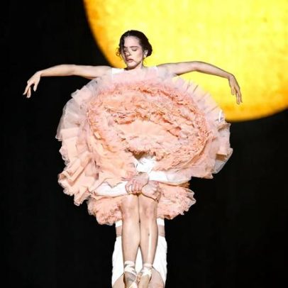 Rosalía abre a turnê Lux com storytelling visual marcante