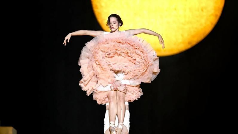 Rosalía abre a turnê Lux com storytelling visual marcante