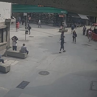 Mulher é derrubada por gangue da correntinha em SP, vídeo