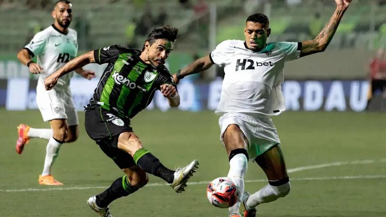 Zagueiro Ruan bloqueia tentativa de gol do América (Foto: Pedro Souza / Atlético)