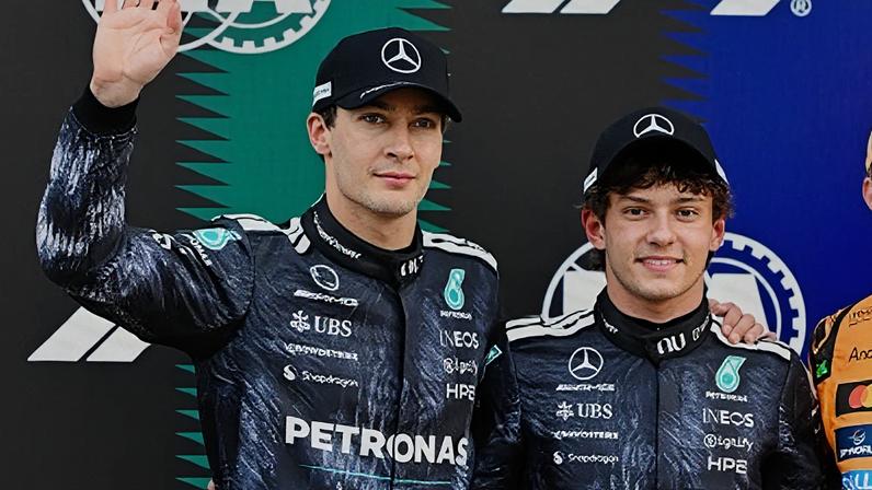 Antonelli supera Russell e larga na frente em Suzuka
