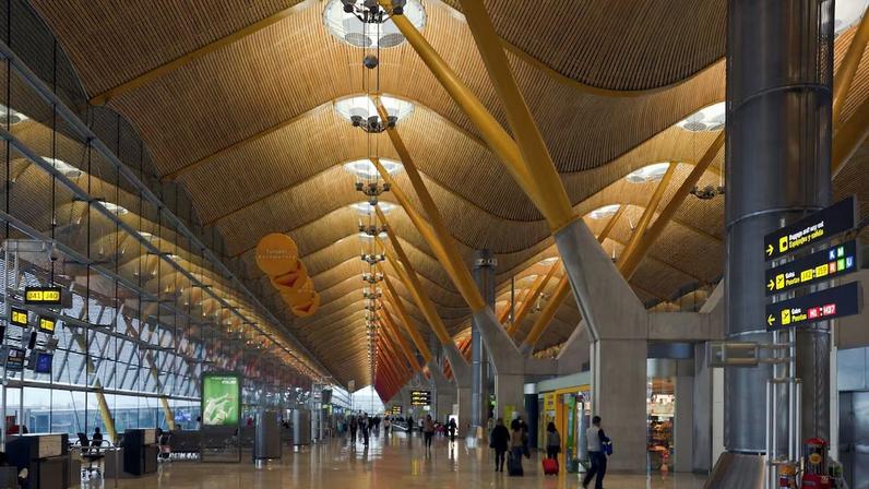 O aeroporto Adolfo Suárez Madrid-Barajas é um dos mais importantes do mundo, onde milhares de viajantes passam diariamente