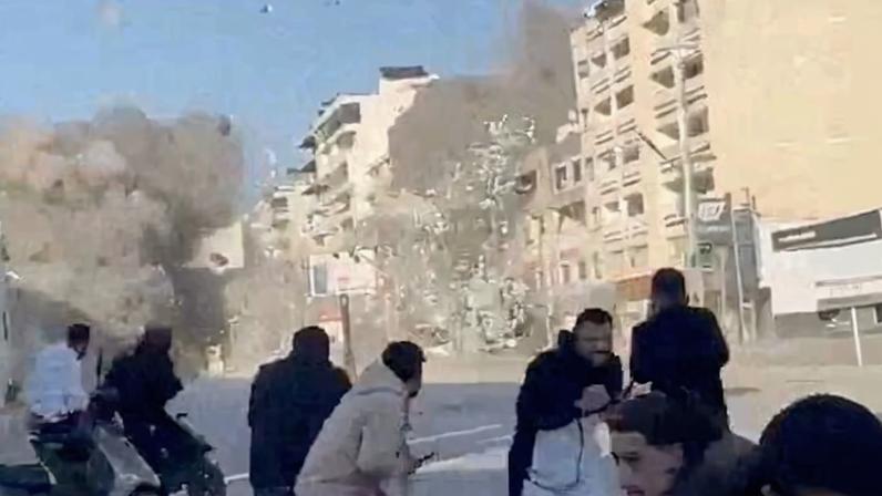 People flee as Israeli strike hits building in Tyre, Lebanon