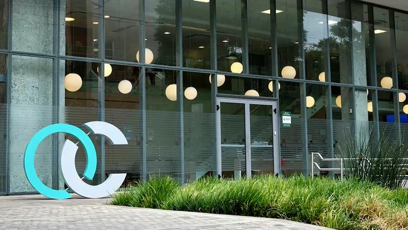 Oncoclínicas: companhia precisa rolar ao menos R$ 1 bilhão em 2026 com caixa inferior a R$ 100 milhões, segundo a Fitch Ratings.