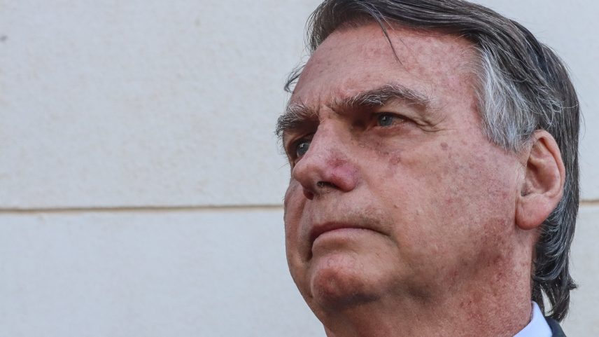 Texto paralelo sugere que Bolsonaro seja indiciado por crimes como improbidade administrativa