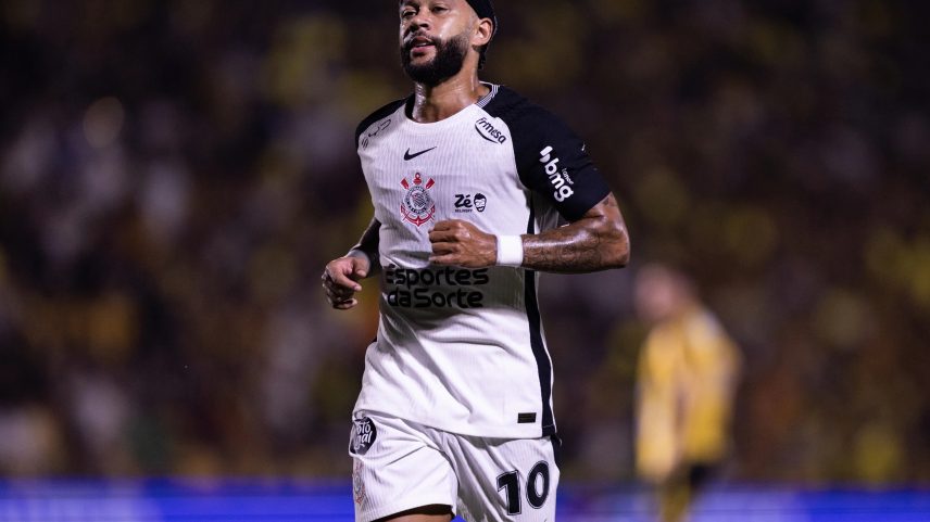 Memphis Depay se machucou durante Corinthians X Flamengo