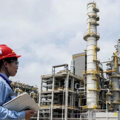 BASF inaugura fábrica de US$ 11,6 bi na China, prevê lucros menores por guerra