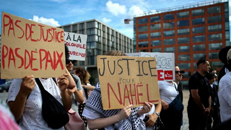 Corte de apelação francesa reduz acusações contra policial