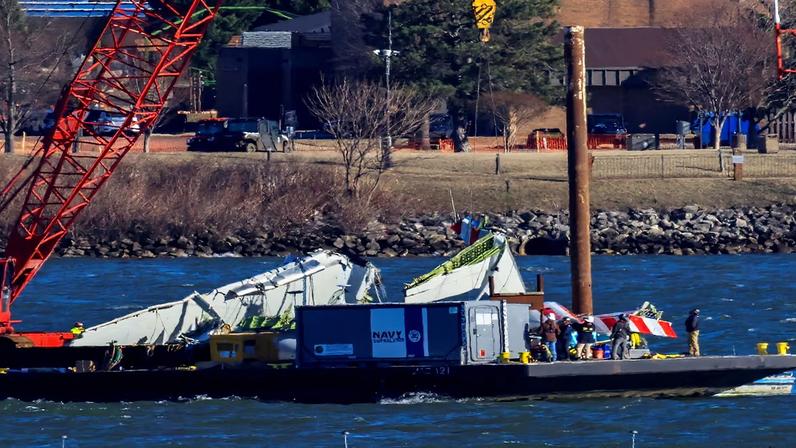 Um guindaste recupera parte dos destroços do Rio Potomac, após a colisão entre o voo 5342 da American Eagle e um helicóptero Black Hawk que caiu no rio, próximo ao Aeroporto Nacional Ronald Reagan de Washington, em Arlington, Virgínia.