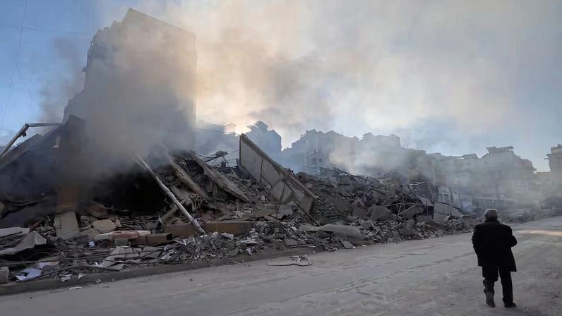 Escombros de un edificio destruido por un ataque aéreo israelí, este martes en los suburbios de Beirut.