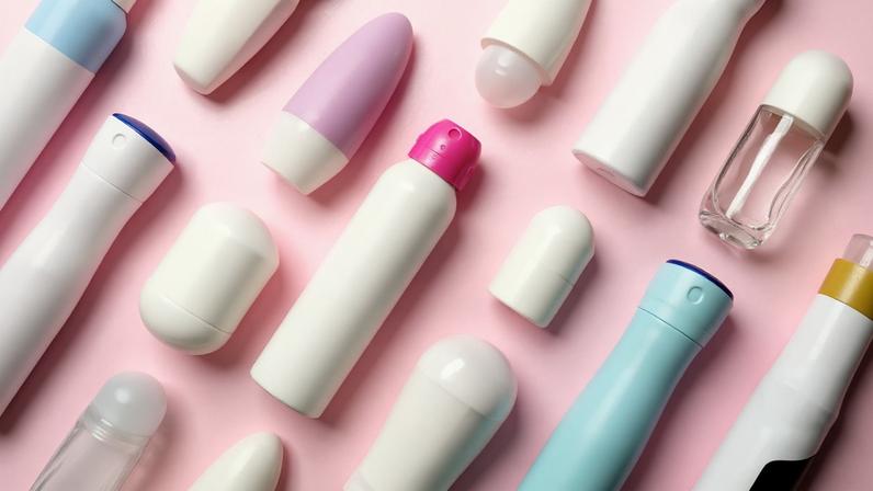 Desodorantes que deixam as axilas brancas: entenda o motivo