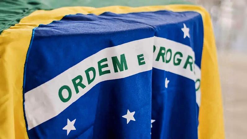 Imagem da bandeira brasileira repousando sobre uma mesa.