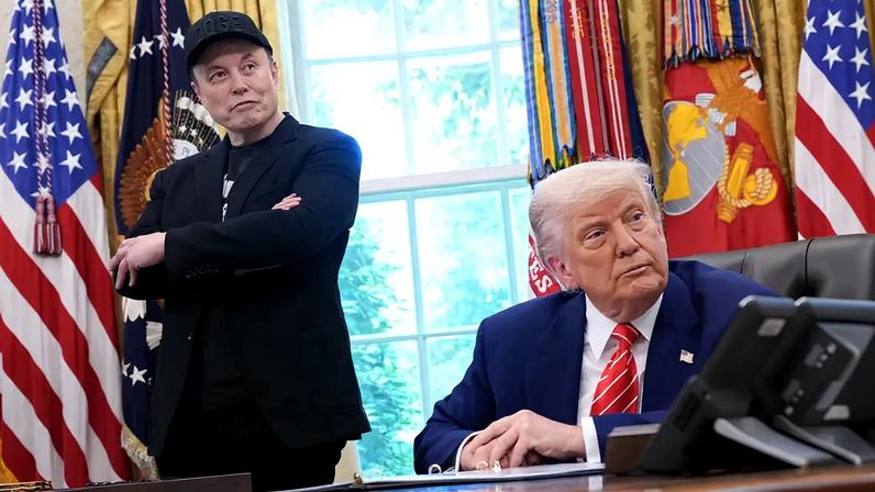 Imagem de Elon Musk e Donald Trump no sala presidencial da Casa Branca, Estados Unidos da América.