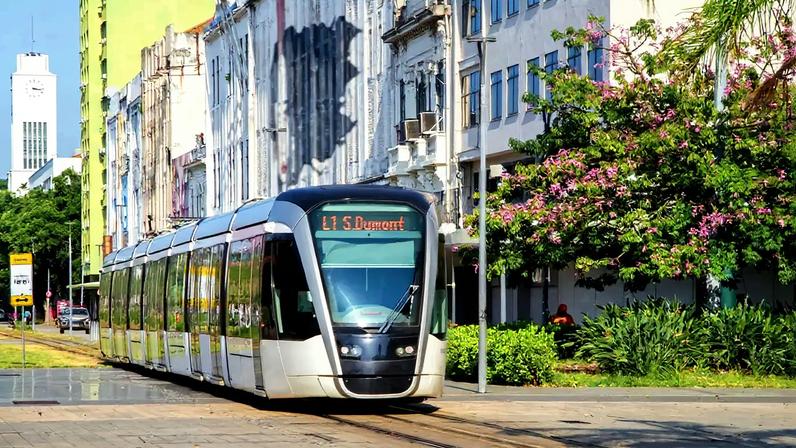 Imagem do veículo de transporte público VLT percorrendo as ruas do Rio de Janeiro.
