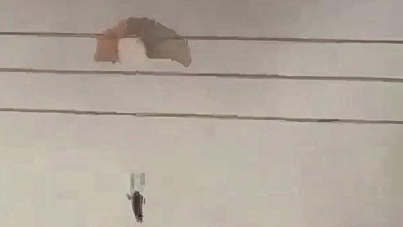 Una persona desciende en paracaídas en Al Jahra (Kuwait), en esta imagen de video difundido en redes sociales el 2 de marzo de 2026 y verificada por Reuters.