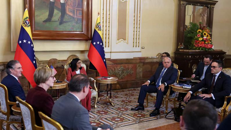Secretário do Interior dos EUA se reúne com presidente interino da Venezuela