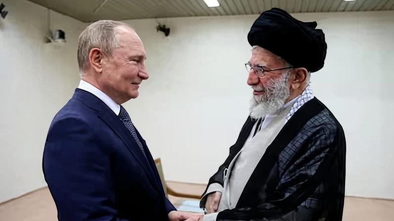 Jameneí, uno de los primeros líderes en recibir a Putin tras la invasión de Ucrania, en su cumbre en Teherán en julio de 2022