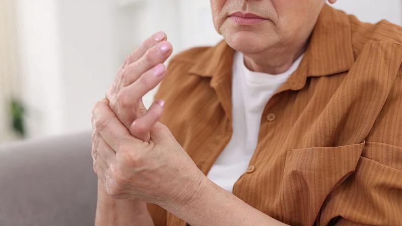 Mulheres sofrem mais de doenças autoimunes; entenda os fatores