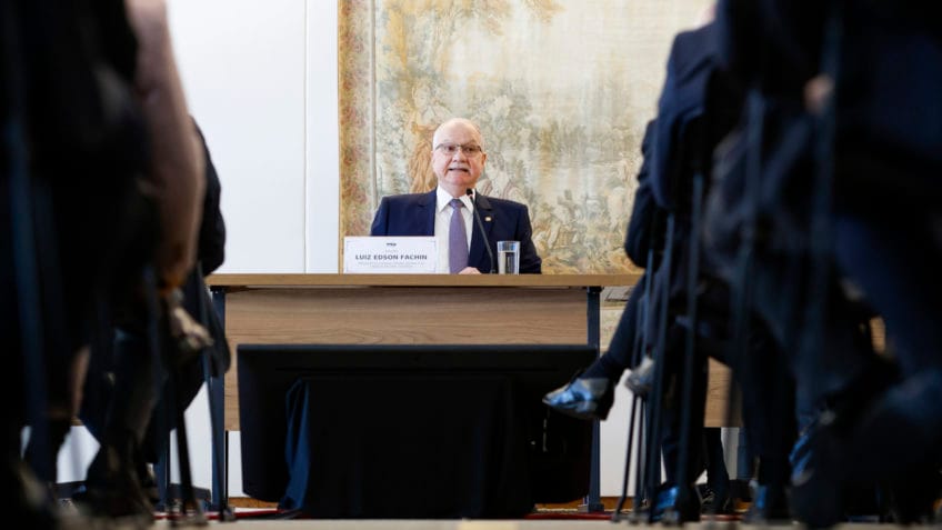 O presidente do STF, ministro Luiz Edson Fachin (ao centro), diz que Judiciário não pode ficar indiferente às “mazelas da nossa população”