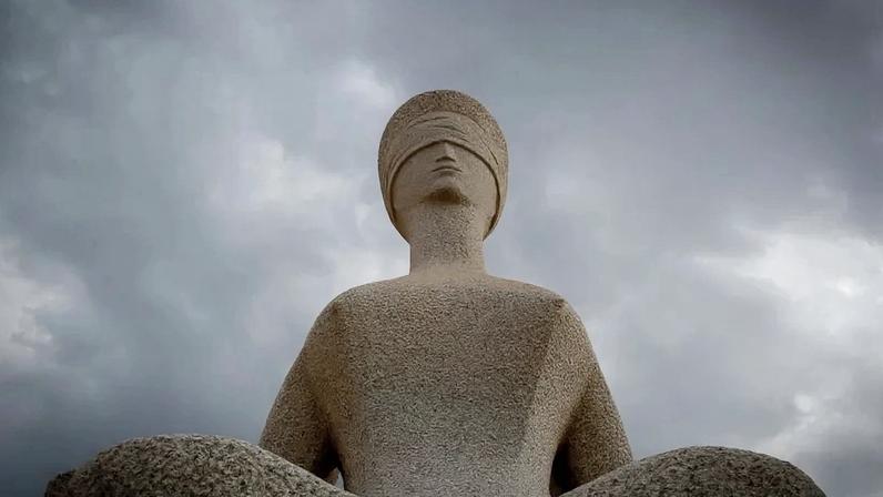Ministro André Mendonça foi sorteado relator da ação; na imagem, a estátua "A Justiça", localizada em frente ao prédio do Supremo em Brasília