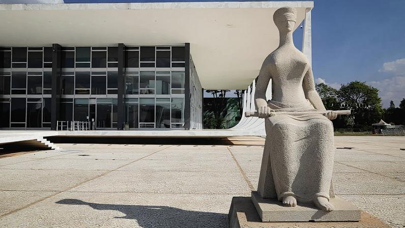 Comissão atribui penduricalhos a distorções acumuladas ao longo de décadas; na imagem, estátua “A Justiça”, em frente ao STF