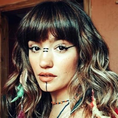 Lova Lois denuncia abusos na indústria musical com rap feminista
