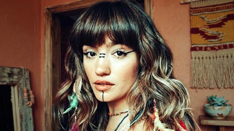 Lova Lois denuncia abusos na indústria musical com rap feminista