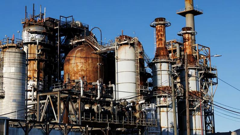Fechamento do estreito de Ormuz levou tanto os preços do petróleo bruto quanto dos derivados a disparar devido à magnitude da interrupção (Foto: Mark Felix/Bloomberg)