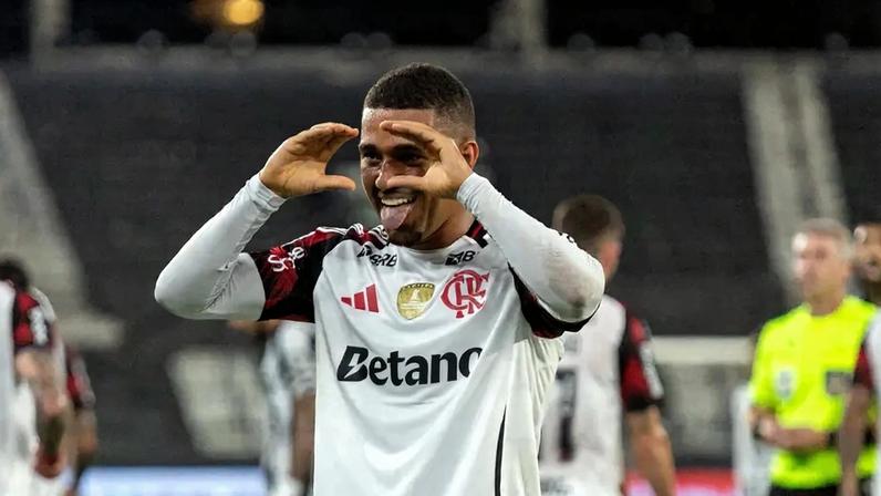 Samuel Lino abre o placar em Botafogo x Flamengo (Foto: Vyctor Santos/Pera Photo Press/Gazeta Press)