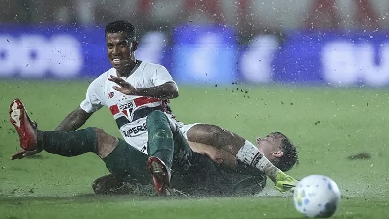 Partida entre São Paulo e Chapecoense foi paralisada por queda de energia