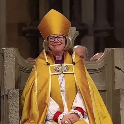 Sarah Mullally assume liderança e é a primeira mulher líder da Igreja Anglicana