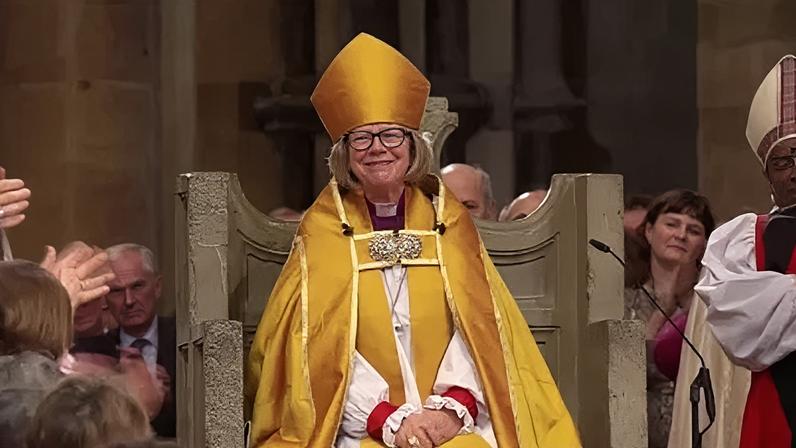 Sarah Mullally assume liderança e é a primeira mulher líder da Igreja Anglicana