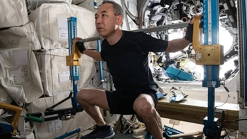 Astronauta Satoshi Furukawa da Jaxa se exercita no Dispositivo Avançado de Exercício Resistivo localizado a bordo da ISS em janeiro de 2024