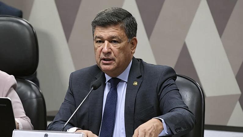 Viana concorreu ao Senado pela 1ª vez em 2018, pelo extinto PHS; migrou para o PSD logo no início do mandato, em 2019 e ficou até 2021, quando foi para o PL