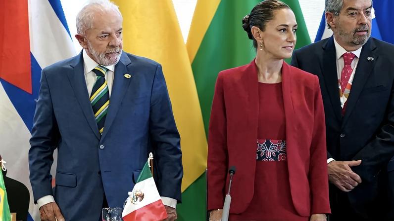 Lula e Claudia Sheinbaum na cúpula da Celac, em Honduras, em 9 de abril de 2025. Foto: Stringer/AFP