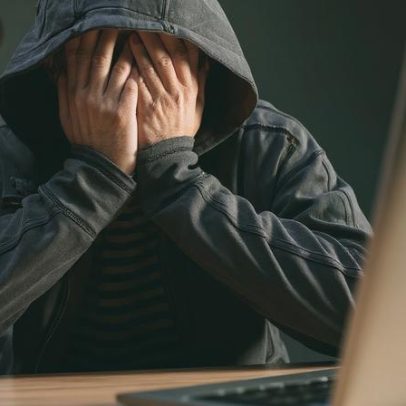 Homem é preso por forçar vítimas a investir em golpes de criptomoedas