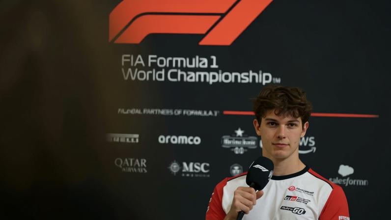 Oliver Bearman durante coletiva da F1 (foto: Ben STANSALL / AFP)