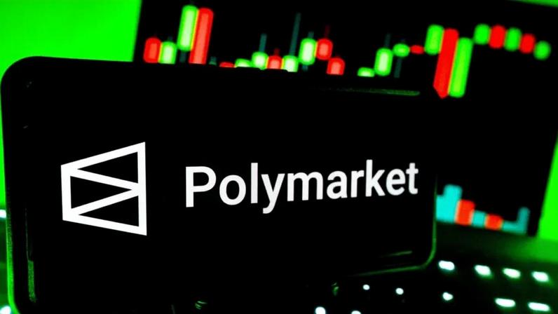 Smartphone mostra logo da plataforma de previsão Polymarjet; ao fundo, um gráfico de mercado financeiro