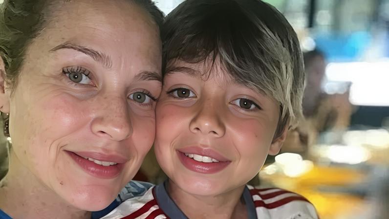 Luana Piovani posa ao lado do filho mais velho, Dom